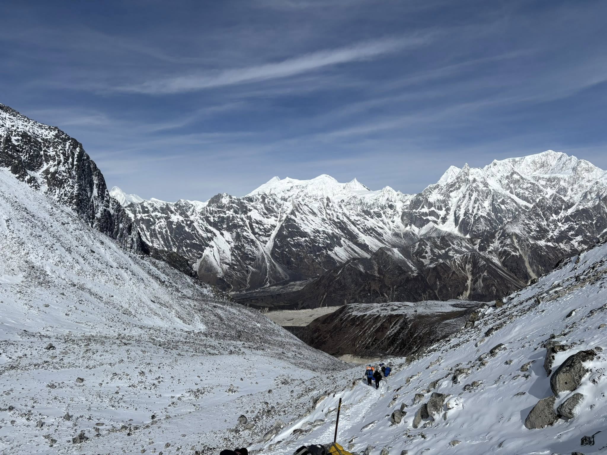 trekkers on a their way to larke la pass with view of surrounding peaks