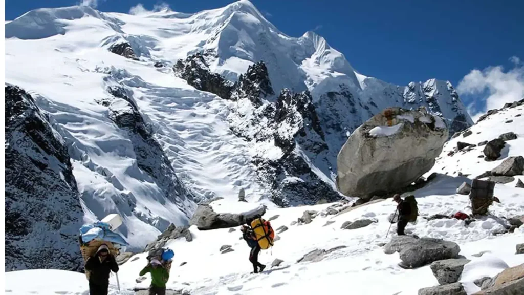 trekkers and the support team of lhasso adventure en-route manaslu circuit trek
