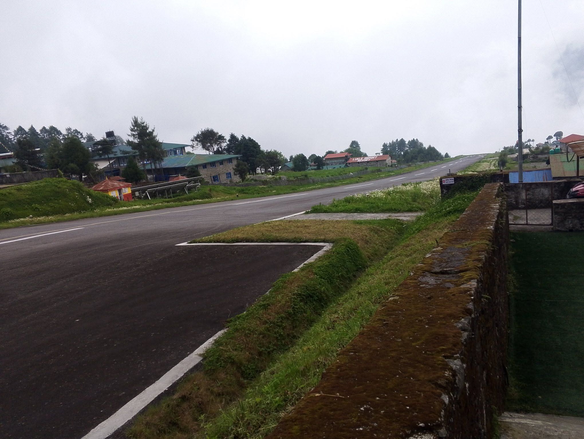 bad-weather-at-lukla-airpot-gateway-to-the-everest-base-camp-trek